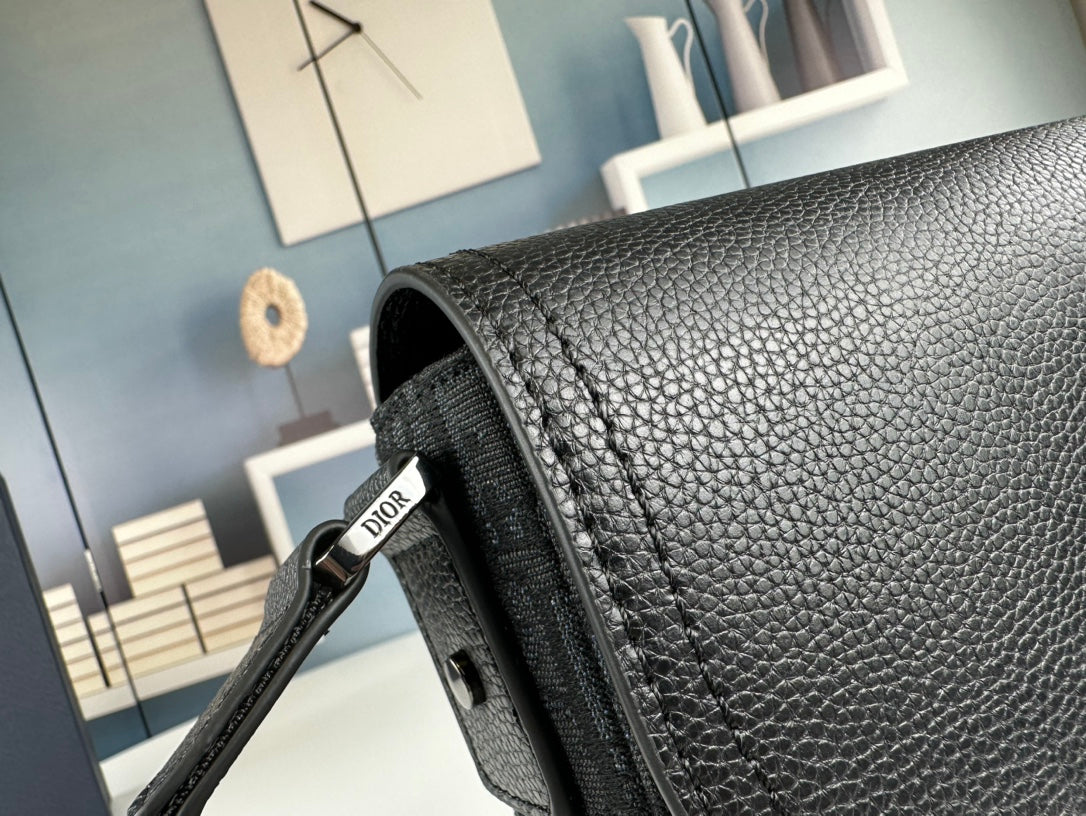 Classic Leather Crossbody Bag ā Minimalist Design, Maximum Function