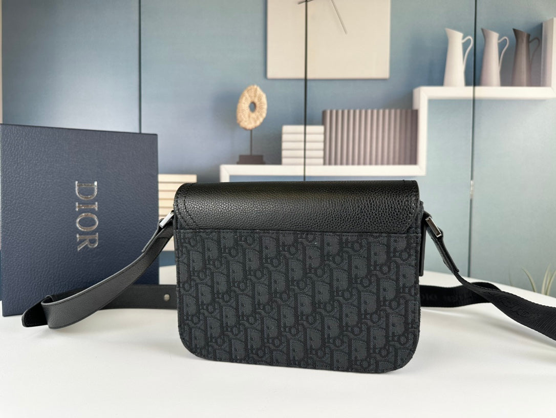Classic Leather Crossbody Bag ā Minimalist Design, Maximum Function