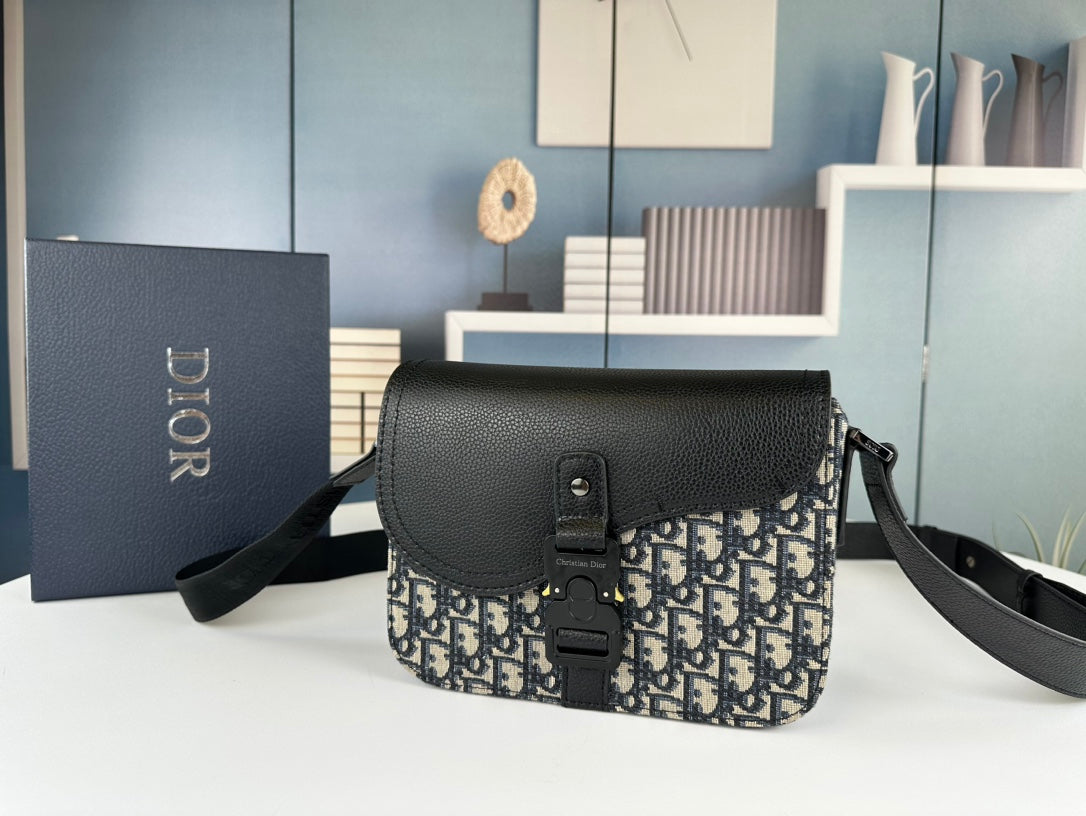 Classic Leather Crossbody Bag ā Minimalist Design, Maximum Function