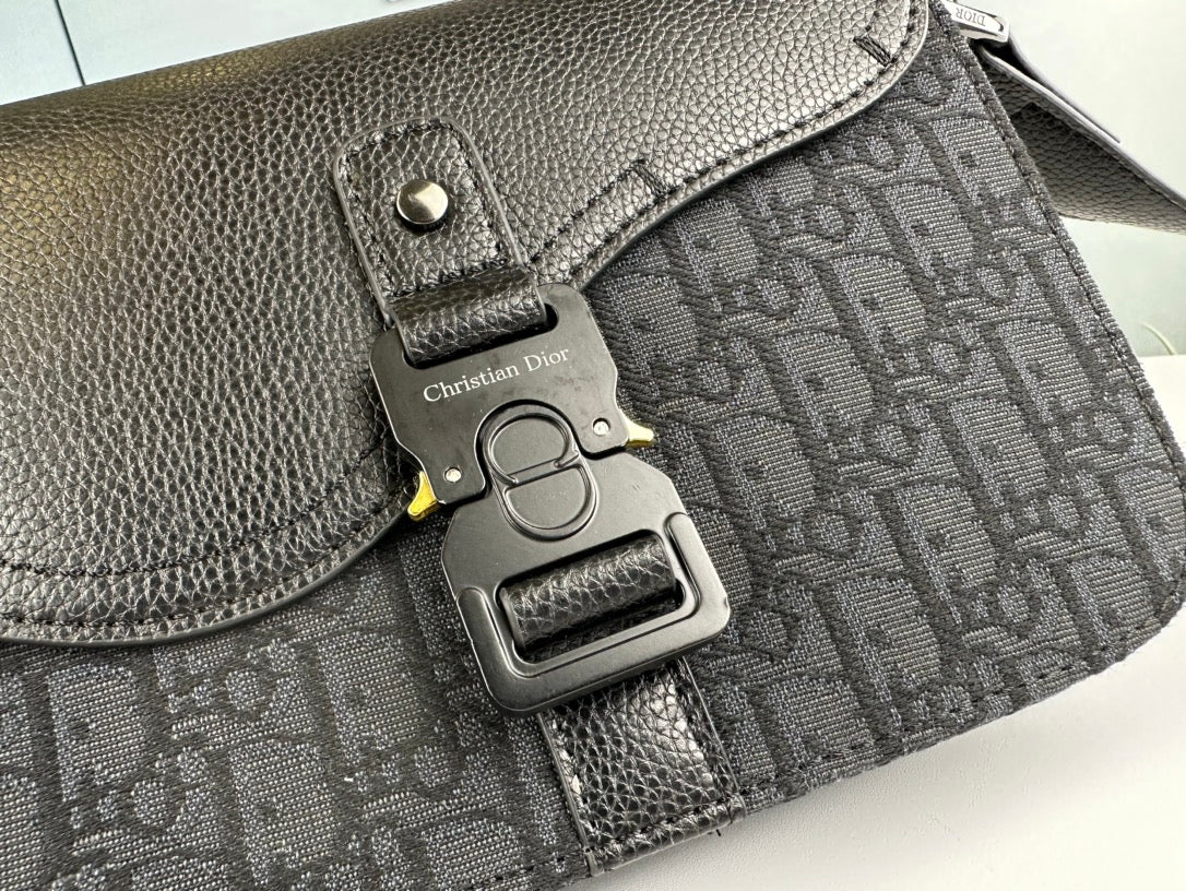 Classic Leather Crossbody Bag ā Minimalist Design, Maximum Function