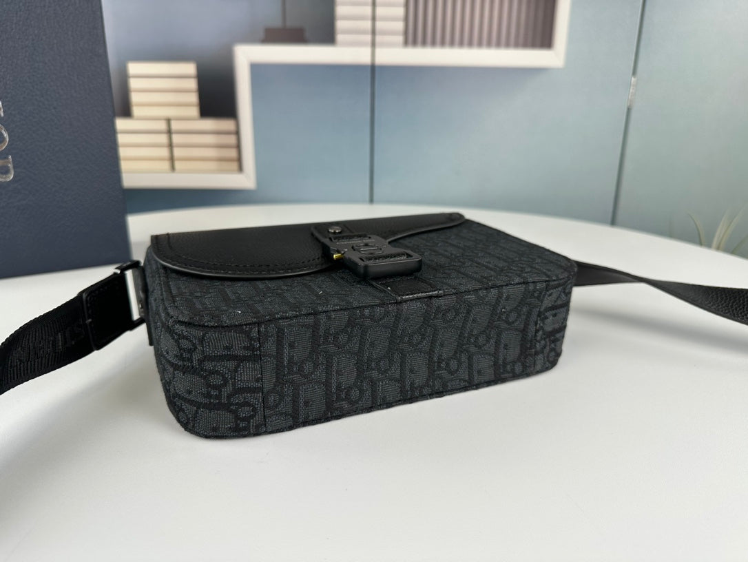 Classic Leather Crossbody Bag ā Minimalist Design, Maximum Function