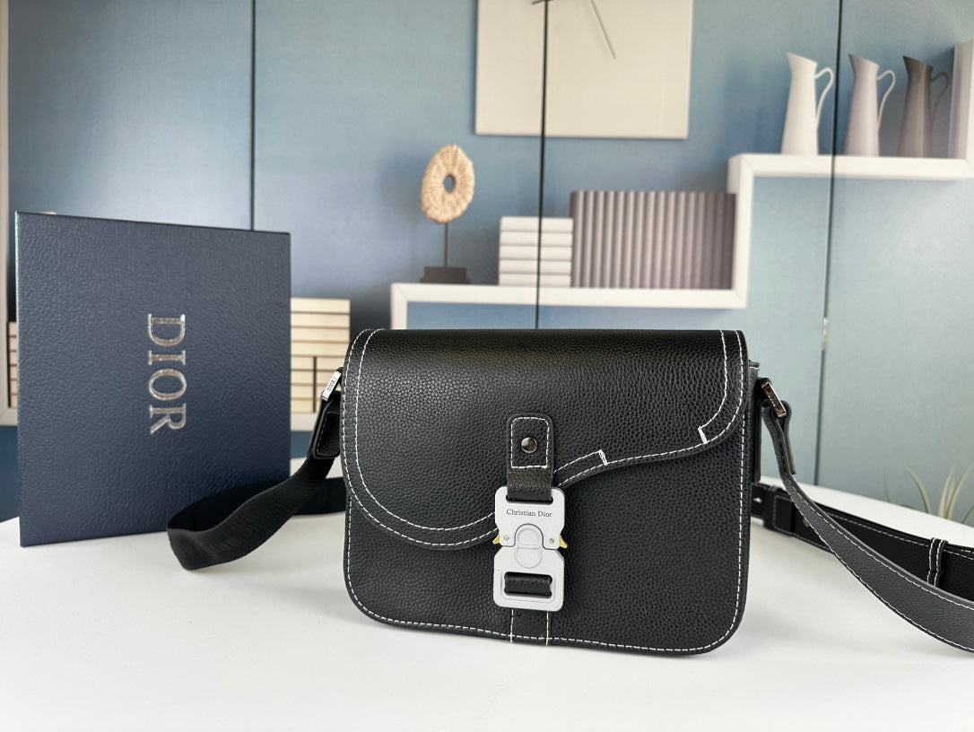 Classic Leather Crossbody Bag ā Minimalist Design, Maximum Function